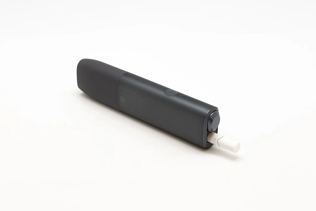 Çubuk takılı bir IQOS ILUMA ONE cihazı