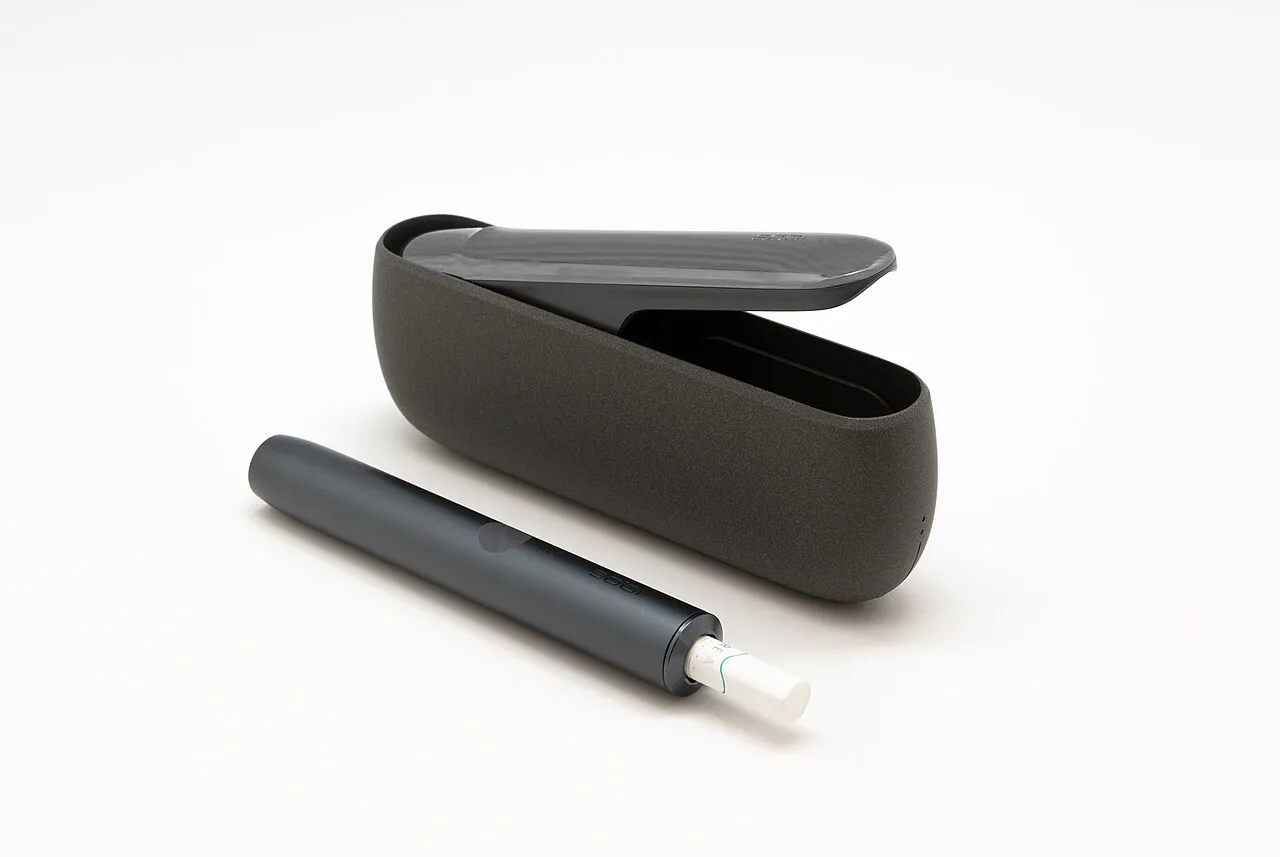 IQOS ILUMA ısıtmalı tütün cihazı ve tutucusu
