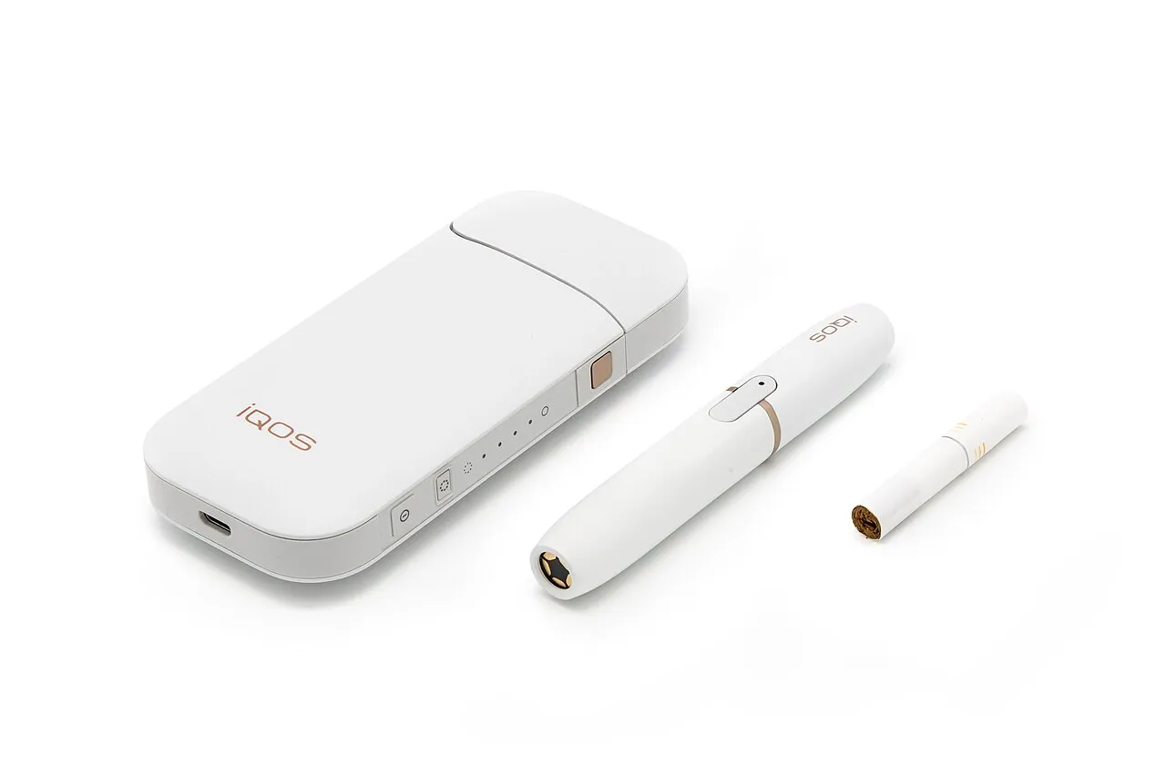 Bir IQOS ısıtmalı tütün cihazı